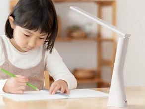 折りたためる充電式デスクライト　好きな場所で使える