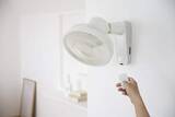 「シロカの壁掛け扇風機、置き場所とらず真下も涼しい」の画像1