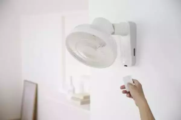 シロカの壁掛け扇風機、置き場所とらず真下も涼しい