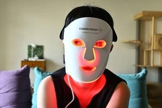 【家電レビュー】光るマスクは年齢肌に効く? 「ながら」で続けやすい