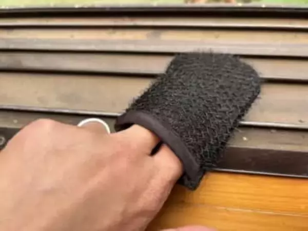 窓サッシ掃除に　指にはめるタワシが使いやすい