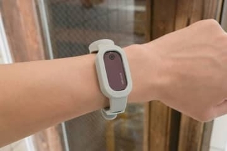 より安全に“ととのう”? ラクーアが導入した「サウナアラート」リストバンドとは