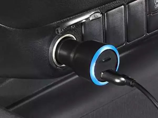 愛車の位置がiPhoneでわかるカーチャージャー