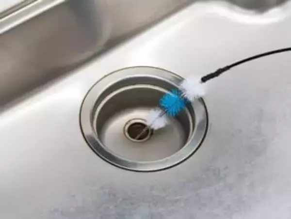 排水管の奥の汚れ、ラクにこそげ落とす回転ブラシ