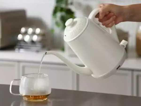 BRUNOのホーローみたいな電気ケトル、倒れてもこぼれにくい