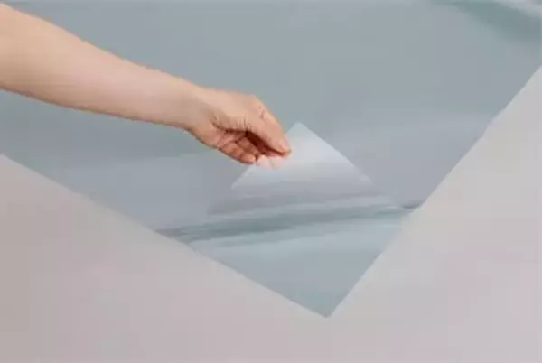 アキレス、窓に貼って日射し65%カットするフィルム