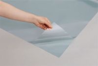 アキレス、窓に貼って日射し65%カットするフィルム