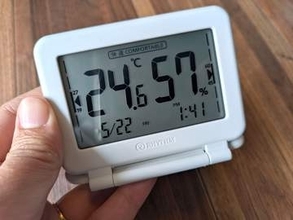 【家電ミニレビュー】暑さは感覚ではなく数値でチェック! 持ち運べるミニ温湿度計がおすすめ
