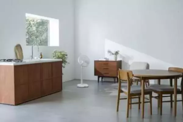 足で操作しやすい扇風機　しゃがみま扇