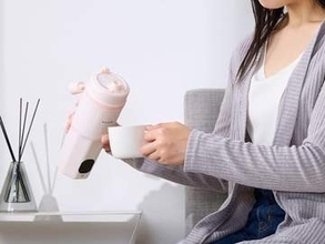 持ち運べるボトル型ケトル、白湯も作れる