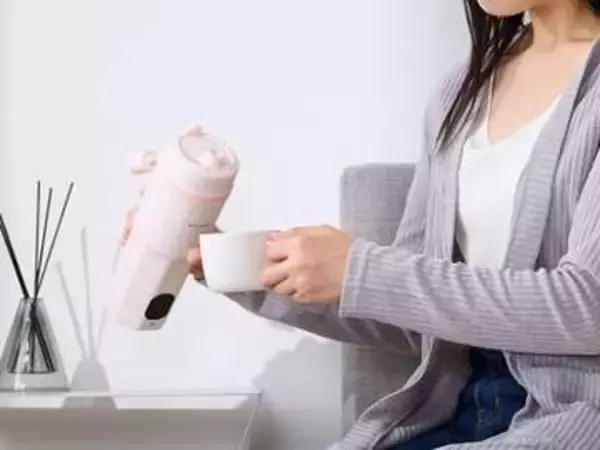 持ち運べるボトル型ケトル、白湯も作れる