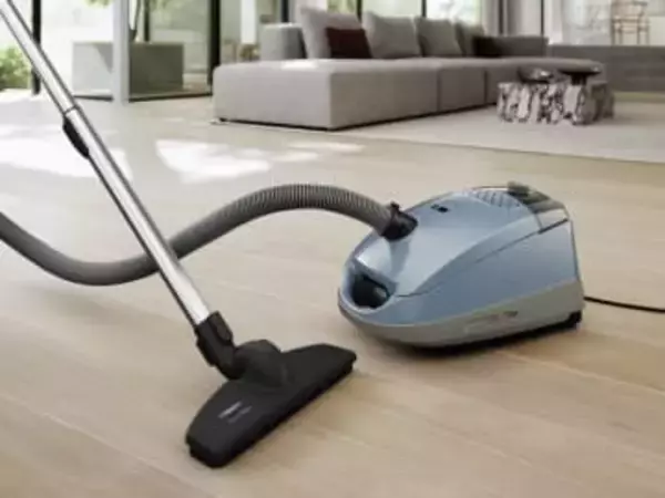 ミーレ、紙パックのキャニスター掃除機　軽くなって操作性アップ