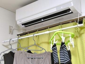 部屋干しスペースで悩まない! ニトリのエアコン下に設置できる物干しが便利【ミニレビュー】