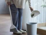「自立するほうきとちりとり　ホコリ残りにくい帯電仕様」の画像1
