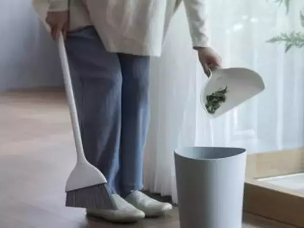自立するほうきとちりとり　ホコリ残りにくい帯電仕様