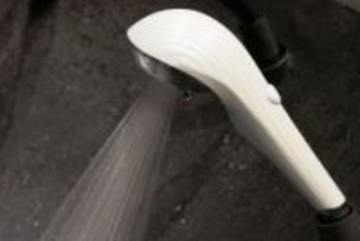 ReFaシャワーヘッドでトリートメント浸透しやすく　節水も