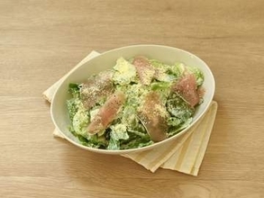 簡単に野菜たっぷり食べられる「シーザー風生ハムサラダ」