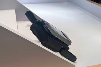 階段をスイスイ上るロボット掃除機Cyber X、日本初披露