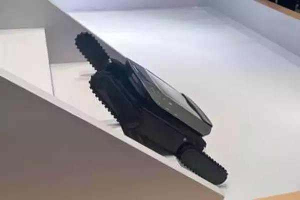 階段をスイスイ上るロボット掃除機Cyber X、日本初披露
