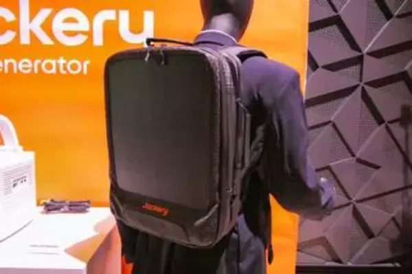 Jackeryの「発電リュック」歩きながらソーラー充電