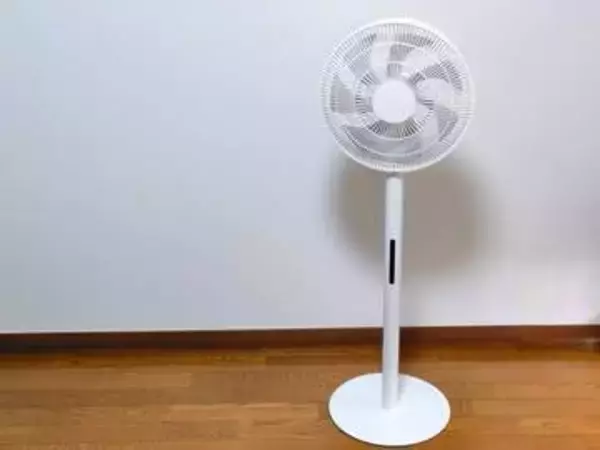 【家電ミニレビュー】スマート扇風機が薄くて置きやすい! モバ充OKだから家でも外でも