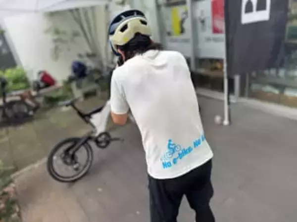 猛暑のサイクリングや取材を少しでも快適に!! 「電気の繊維」のe-bike Watch Tシャツに新調[Sponsored]