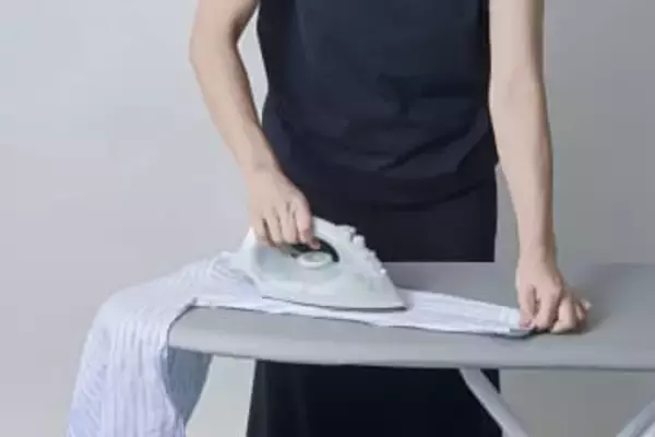 ドウシシャ、コードレススチームアイロンに新色2カラー