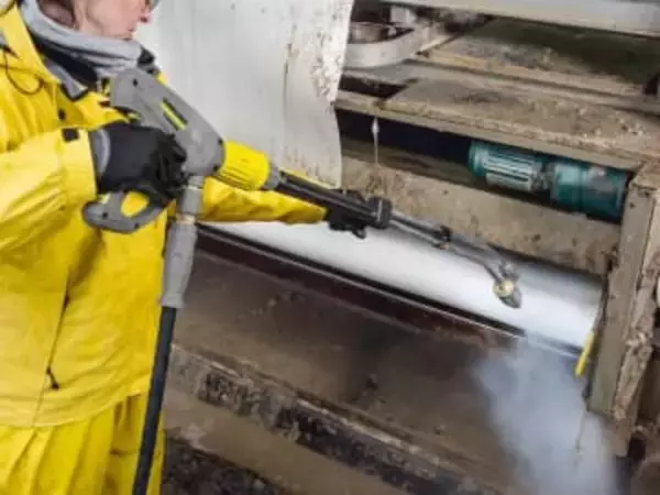 ケルヒャーの温水高圧洗浄機、低コストで使える業務用