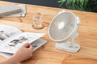熱中症の危険知らせるデスク扇風機　充電式でトイレにも