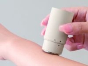 ニトリのフェイス&ボディシェーバー、肌に触れるとスイッチON