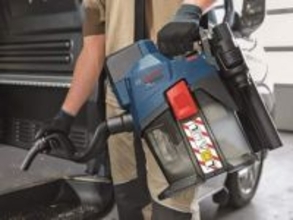 ボッシュ、肩がけ軽量コードレス集じん機