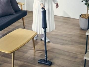 ツインバードの紙パック式スティック掃除機、ヘッド動きやすい