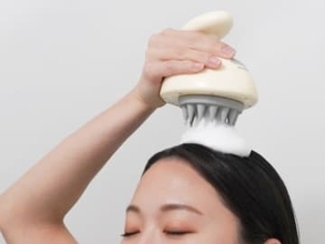 サンコー、シャンプーの泡が出る電動ブラシ