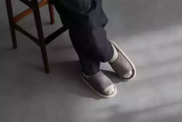 ±0プラマイゼロと「激落ちくん」コラボの床拭きスリッパとワイパー