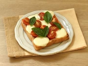 食パンでお手軽　マルゲリータ風トースト