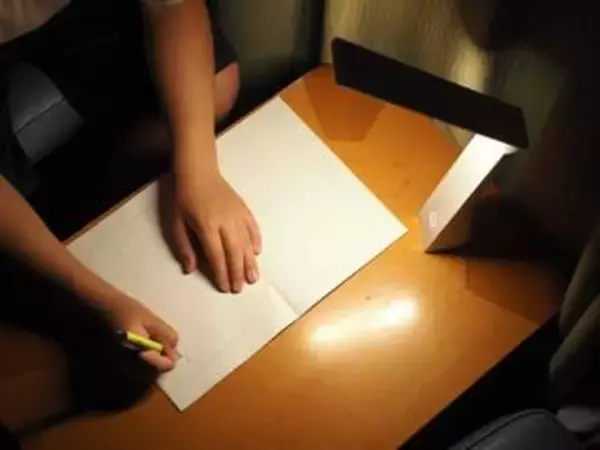 なぜか床で勉強する息子に、充電式デスクライト渡して大正解だった!【今日のいいね！】