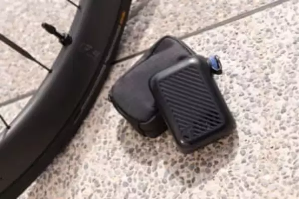 110gの軽量ポケットサイズでパワフルな電動エアーポンプ　パンク時の救世主