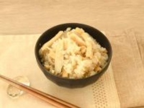 調味料はめんつゆだけ「ゴボウと油揚げの炊き込みごはん」
