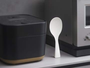マーナ「立つしゃもじ」安定感アップ　より米粒つきにくく