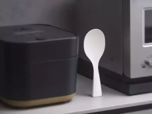 マーナ「立つしゃもじ」安定感アップ　より米粒つきにくく