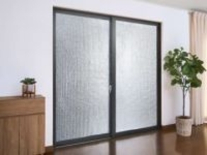 窓に貼る断熱アルミシート　水でもシールでも付いて結露防止