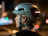 「ブレーキライトとウインカー付いた自転車ヘルメット」の画像1