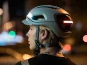 ブレーキライトとウインカー付いた自転車ヘルメット