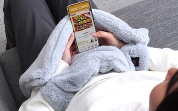 サンコー、スマホ使う手もお腹も温かいヒーター