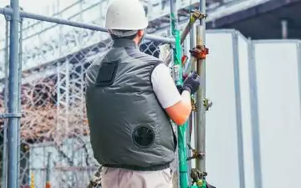 サンコー「冷蔵服」大型ファンとペルチェで涼しい