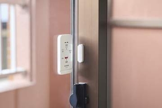 窓に貼るだけの防犯グッズ　侵入検知で大音量アラーム