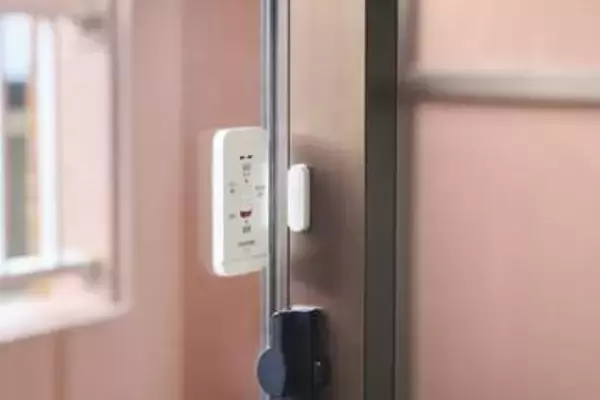 窓に貼るだけの防犯グッズ　侵入検知で大音量アラーム