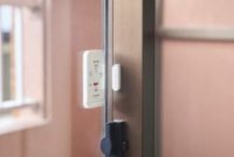 窓に貼るだけの防犯グッズ　侵入検知で大音量アラーム