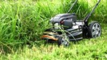 ゆっくり歩くだけで使える草芝刈機