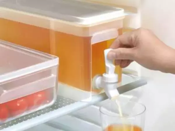 冷蔵庫に3Lドリンクサーバー　スリムで置きやすい